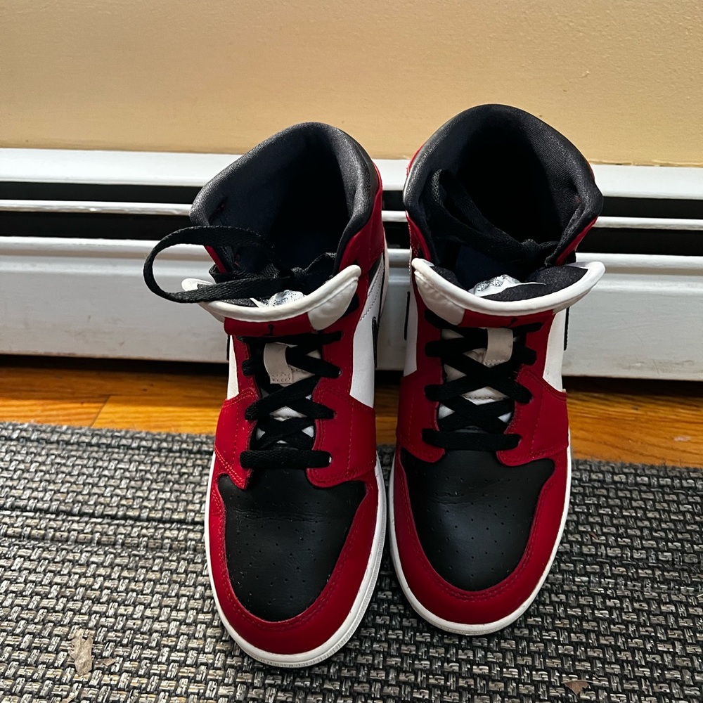 Nike Kids Air Jordan 1 Mid GS "Chicago Black Toe" Basketball Shoes (6.5)